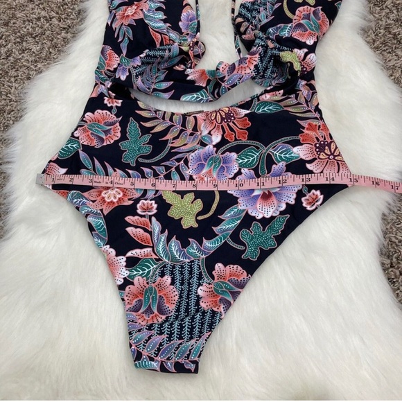 NWT $78 Raisins Puerto Vallarta One Piece
Bathing Suit Floral Print Boho Medium - Picture 9 of 13